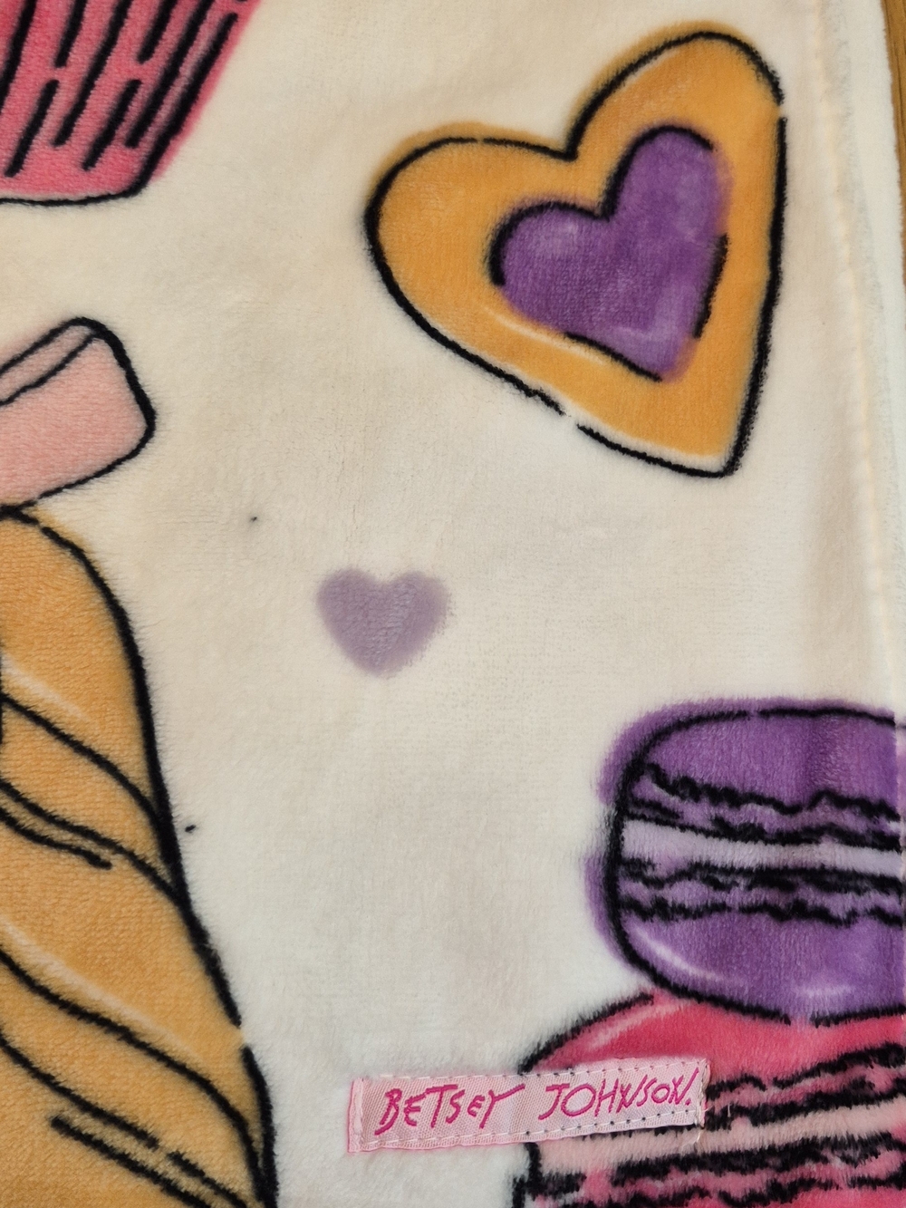 Betsey Johnson Super Soft Plush Blanket Sweet Treats Coquette Cupcake Macaroon - Picture 2 of 7